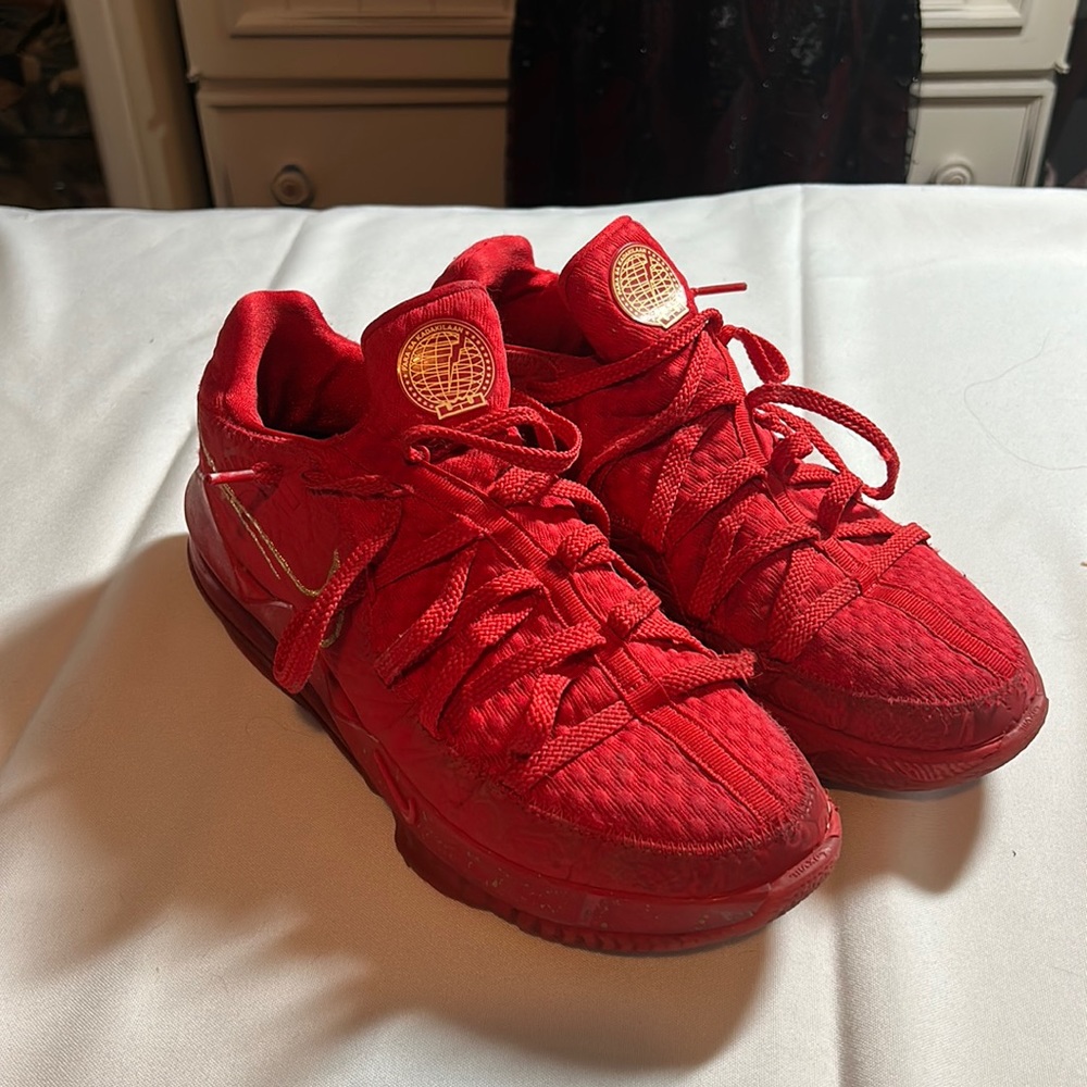 Nike LeBron 17 Low